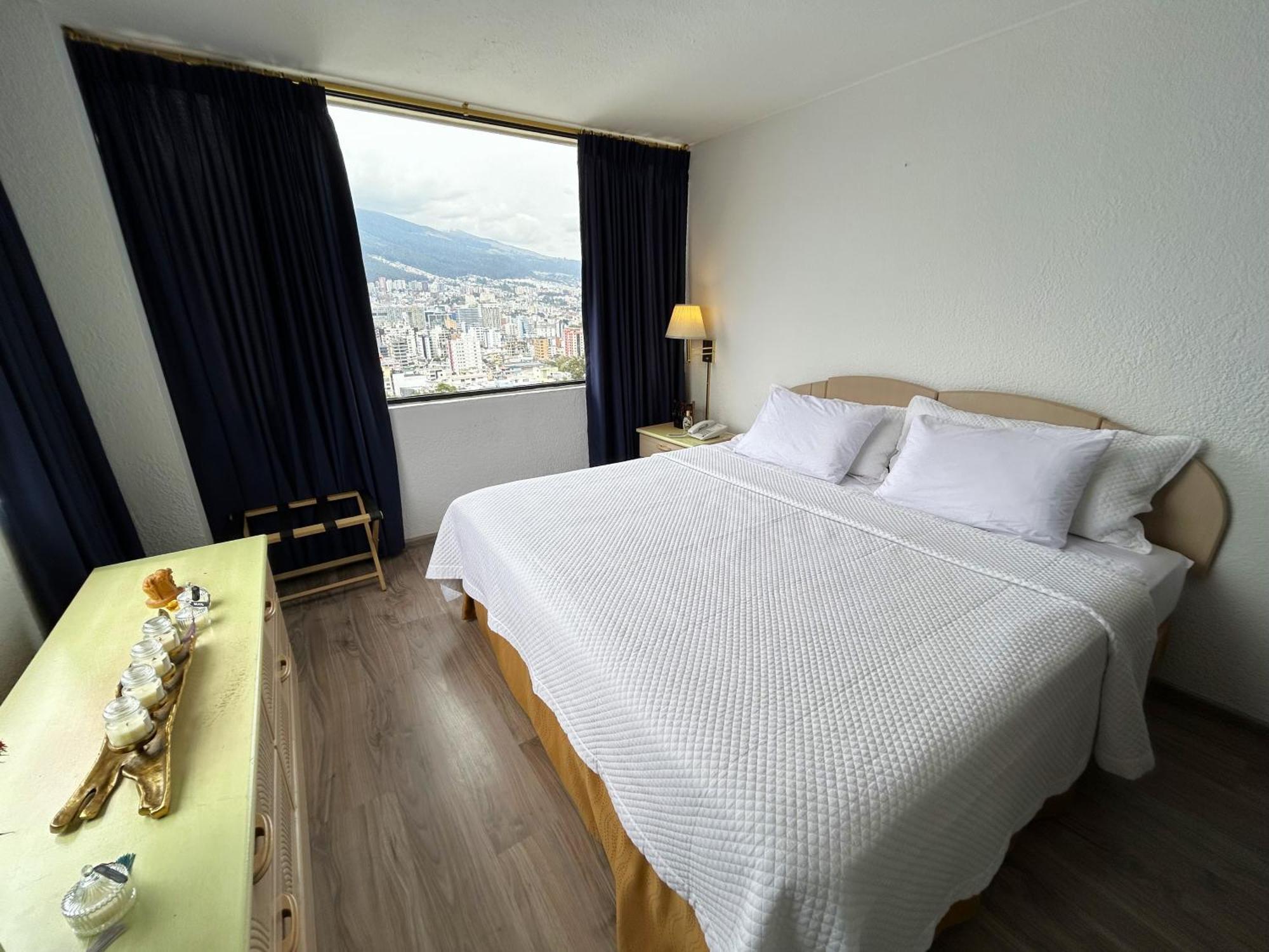 Stanford Suites Hotel Quito Room photo
