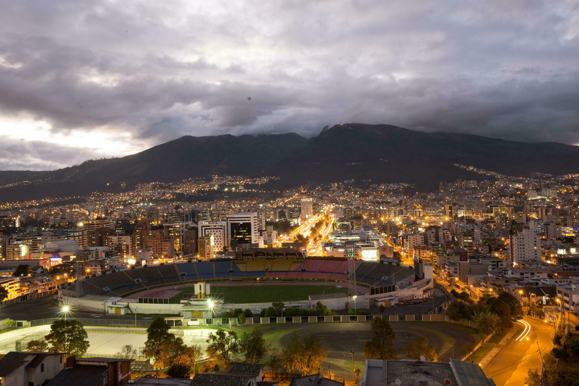 Stanford Suites Hotel Quito Exterior photo
