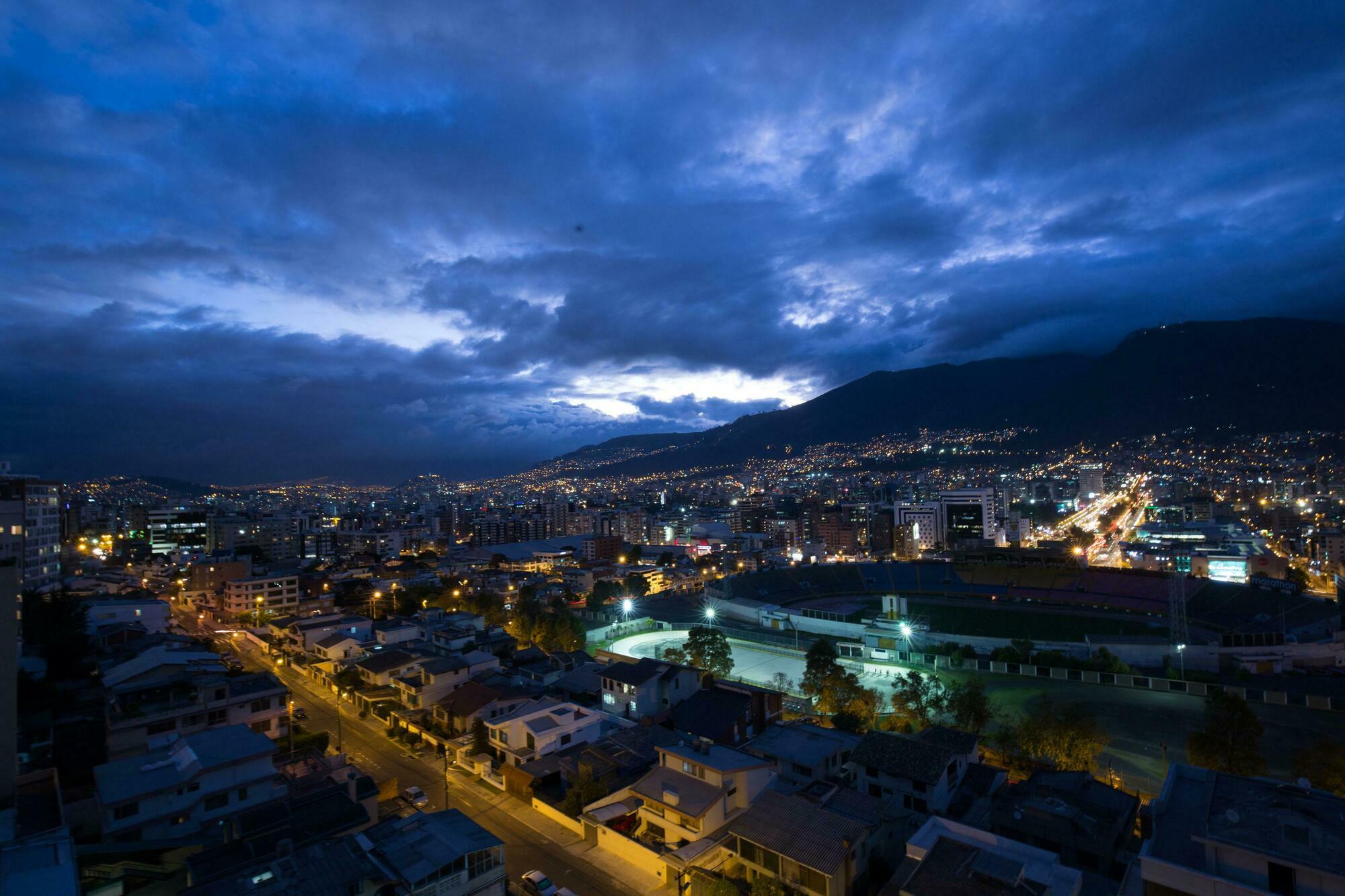 Stanford Suites Hotel Quito Exterior photo